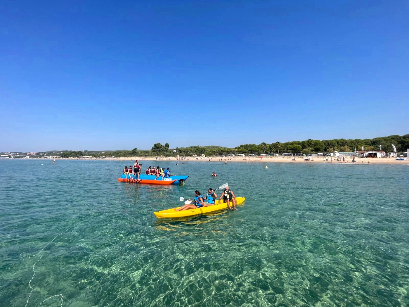 Banana boat y kayak en aguas de la Costa Dorada