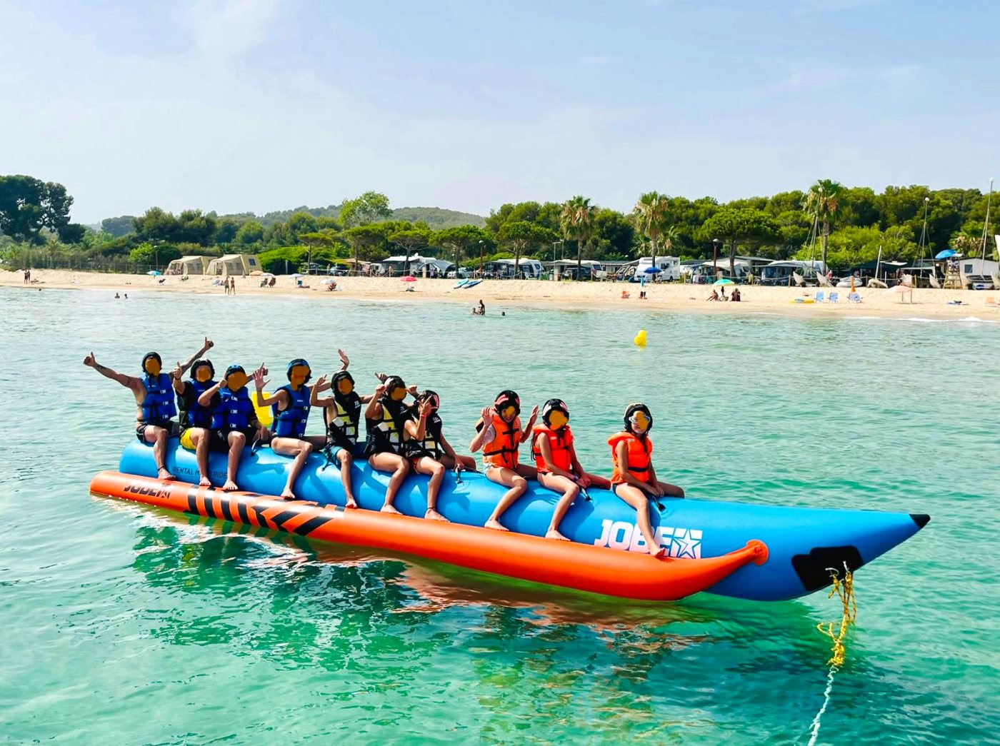 Grupo disfrutando del banana boat en Tarragona