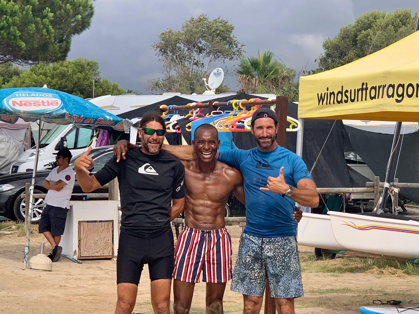 Actividad de grupo en el agua en la Costa Dorada