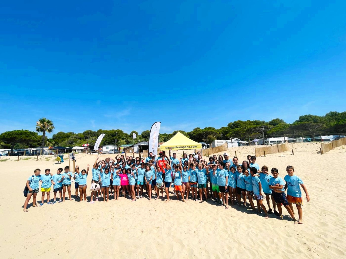 Grupo disfrutando de las actividades de Windsurf Tarragona