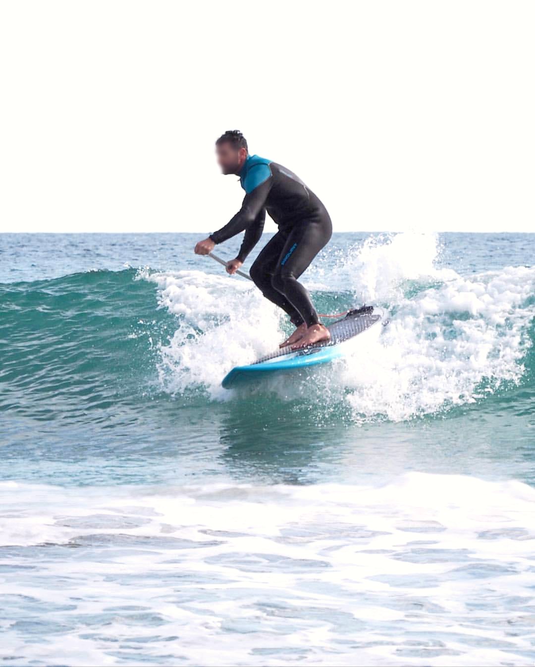 Windsurfistas navegando en la Costa Dorada
